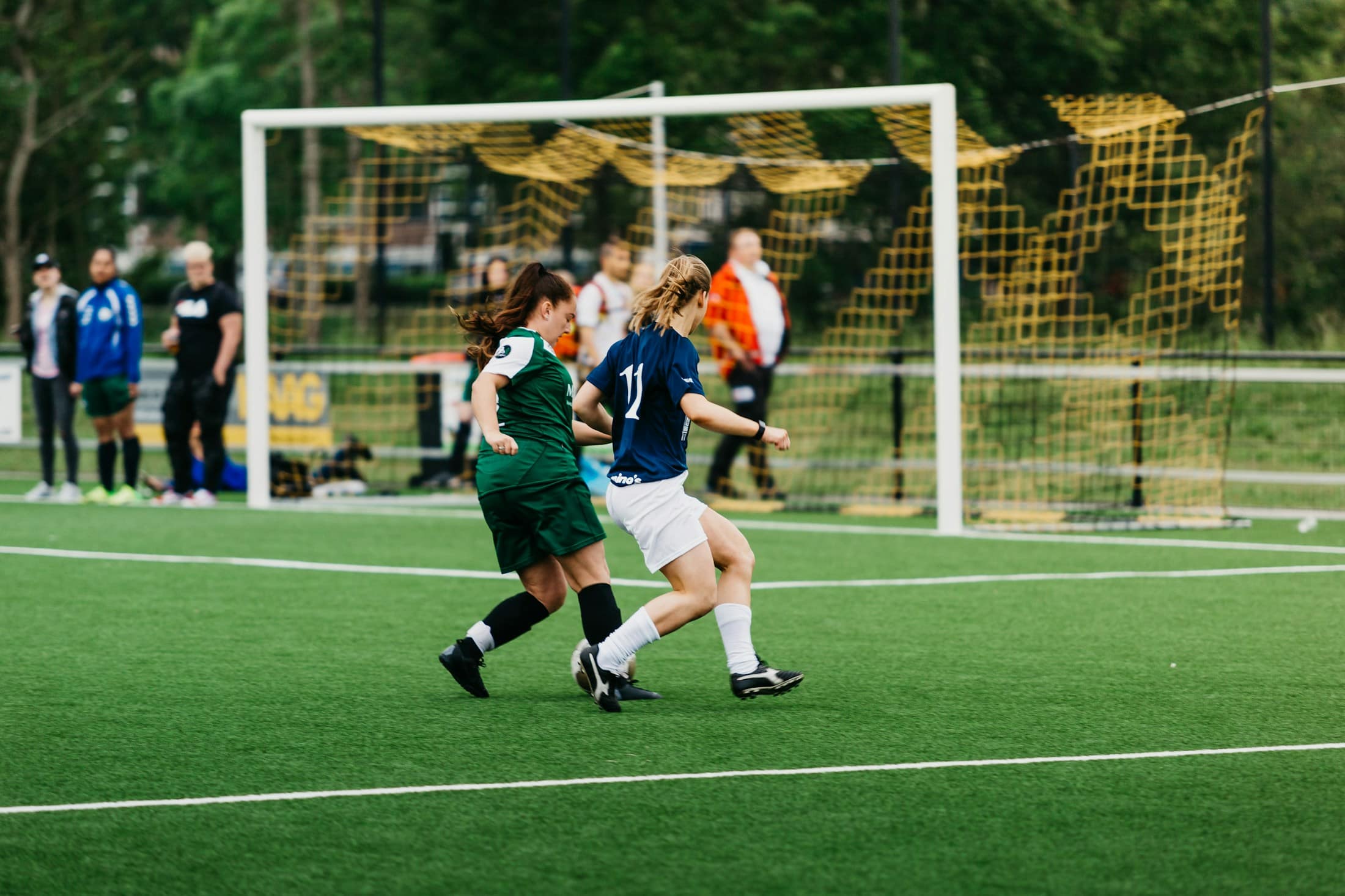 Zwei Spielerinnen kämpfen vor dem Tor um den Ball
