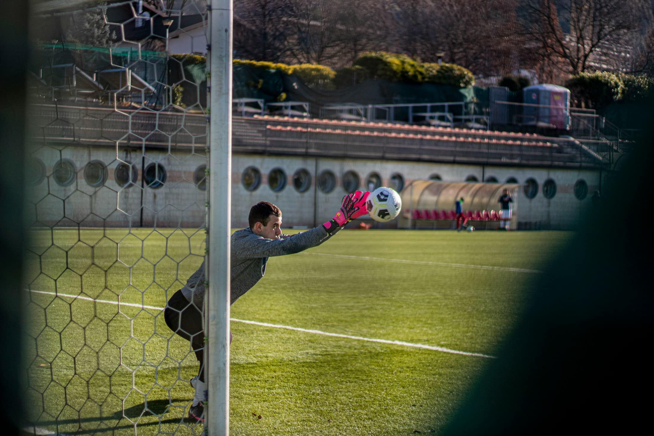 Ein Torwart streckt sich nach einem hoch geschossenen Ball